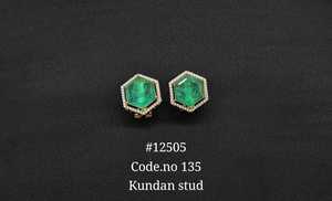 Boucles d'oreilles clous Kundan plaquées or avec pierres doublettes, style hexagonal, pour mariage, festival, soirée - Product Image 3