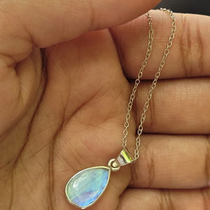 Collar con colgante de piedra lunar arcoíris único con cadena de cuentas, joyería de cristal de moda para mujeres, ocasiones diarias y especiales - Product Image 1