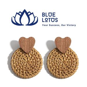 BEST SELLER Boucles d'oreilles élégantes en rotin faites à la main, matériau durable, design chic pour les soirées - Product Image 1