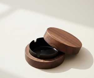 Cendrier de bureau rond en bois avec insert en laiton, design minimaliste pour usage domestique - Product Image 4