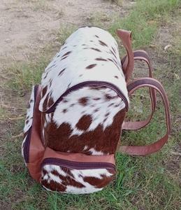 Mochila de cuero con pelo sintético de la mejor calidad, cierre de cremallera, color marrón y blanco, doble correa, impermeable, portátil. - Product Image 2