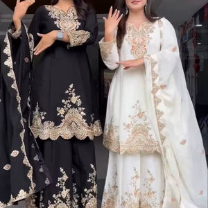 Nuevo Conjunto de Diseñador en Faux Georgette con Bordado Intenso y Lentejuelas, Top, Pantalón y Dupatta Completamente Cosidos - Product Image 2