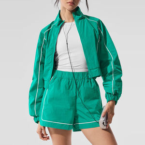 Ensemble de survêtement léger vert pour femme avec veste à col montant zippée à manches longues et short, avec bandes réfléchissantes – Tenue de sport tendance - Product Image 1