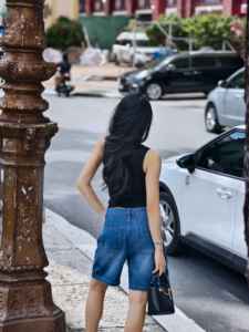 Estos shorts de mezclilla son increíblemente versátiles, juveniles y favorecedores; parecen sencillos pero crean un atuendo llamativo. - Product Image 3