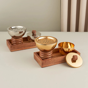 Ensembles de bakhoor en métal doré et argenté exquis avec bases en bois côtelées sur plateaux en bois, parfaits pour la parfumerie et la décoration intérieure. - Product Image 1