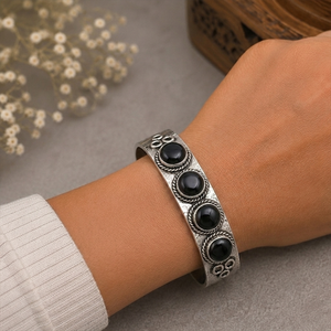 Bracelet ouvert en onyx à quatre pierres serties, fait main, en laiton plaqué argent/or, bijoux unisexe - Product Image 2