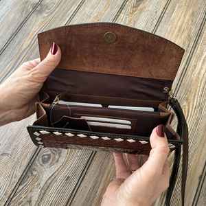 Cartera Trifold de Cuero Repujado Artesanal Estilo Western para Mujer, Tipo Saddle Clutch - Product Image 6