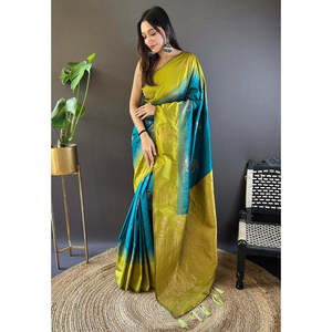 Vestido de Noche Azul Marino de Seda Suave con Borde Floral, Sari Tejido con Zari con Patrón Floral en Contraste - Product Image 3