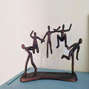 Escultura minimalista de aluminio fundido diseñada para espacios contemporáneos con proporciones equilibradas y una expresión tranquila. - Product Image 3