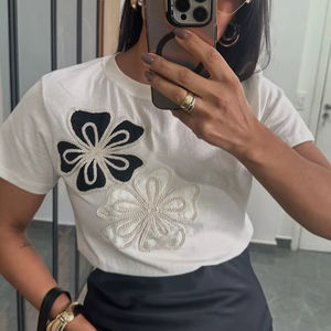 Camiseta de Jersey de Algodón a la Moda para Mujer, Top Corto con Apliques de Flores en Contraste, Camiseta Informal de Verano para Mujer - Product Image 1
