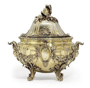 Sopera dorada de estilo barroco con un adorno de casco con cresta y guirnaldas de laurel. Decoración de alta gama disponible a precios de mayorista. - Product Image 1