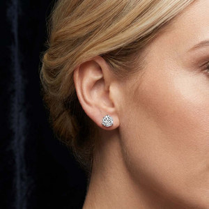 Anillo de oro macizo de 18k de lujo y elegante, aretes de oro con diamantes de laboratorio redondos de tres puntas estilo Martini para mujeres y niñas. - Product Image 6