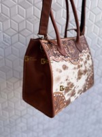 Bolso tote de cuero con grabado artesanal de diseño único, estilo gitano bohemio vintage, hecho a mano, de piel de vaca, para llevar cruzado o al hombro.
