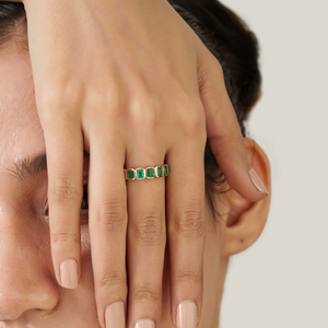 Anillo de media eternidad apilable con esmeralda zambiana de corte octogonal engastada en bisel, oro amarillo macizo de 14K, fabricante de joyería con gemas auténticas - Product Image 4