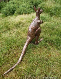 Escultura de canguro de metal para jardín - Product Image 5