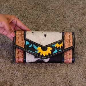 Portefeuille long et fin en cuir de vachette véritable pour femme, motif floral turquoise gravé à la main, porte-cartes de crédit – Grande Vente - Product Image 1