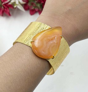 กำไลข้อมือทองเหลืองชุบทองประดับด้วยหินจีโอดสีส้มธรรมชาติสไตล์โบฮีเมียนคริสเตียน  งานแฮนด์เมด  แบบเปิด  ดีไซน์มีเท็กซ์เจอร์ - Product Image 1