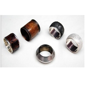 Ronds de serviette élégants et modernes en aluminium, durables et écologiques pour la décoration de table de mariage - Product Image 6