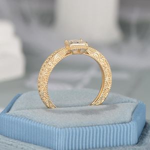 Anillo Art Deco con Moissanita de Corte Princesa de 0.50CT, Grabado con Hojas de Vid, Plata 925 con Baño de Rodio, Regalo Ideal para Ella - Product Image 3