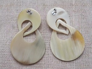 Natürliche Handwerkskunst: Damen-Ohrringe im Tierstil aus poliertem Büffelhorn – Umweltfreundliche Kunst- und Sammlerstücke für Hochzeiten und Partys - Product Image 3