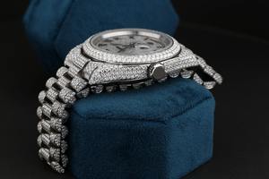 Reloj automático de diamantes más vendido para hombre con cristal de zafiro y visualización de fecha, ideal para la oficina, disponible para la venta. - Product Image 3