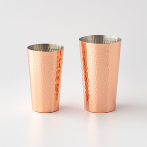 Taza rústica de cobre martillado con acabado antiguo y forma robusta, ideal para espacios culturales o mesas de comedor. - Product Image 1