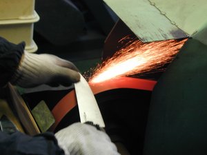 Cuchillo de Chef con Hoja Ondulada Hecho a Mano en Seki City, Japón, por un Maestro Artesano - Product Image 2