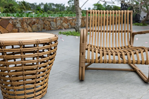 Conjunto de Bistro para Exteriores MIRA-A, Sillas de Mimbre HDPE con Mesa Redonda con Tapa de Teca, Muebles para Balcón - Product Image 2