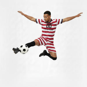 Ensemble uniforme de football personnalisé pour hommes, en polyester léger et respirant, imprimé numériquement par transfert thermique, idéal pour l'été – Vente en gros - Product Image 2