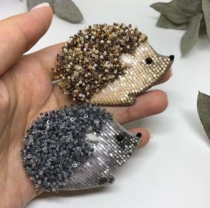 Broche Bordado a Mano de Primera Calidad con Diseño de Cuentas Coloridas, Broche Artesanal Único con Cuentas Bordadas, Broche de Moda para Mujer - Product Image 2