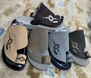 Elegantes Pantuflas de Cuero Sintético para Hombre, Cómodas Sandalias Estilo Chappal Saudí con Suela Suave de PU Antideslizante, para Uso Casual 2026 - Product Image 3