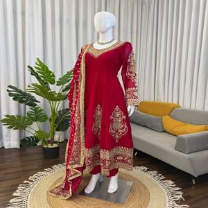 Conjunto Anarkali VASTRA COTTAGE de Georgette Sintético con Lentejuelas Bordadas y Dupatta de Encaje, Micro Algodón, Ropa Étnica para Fiesta - Product Image 2