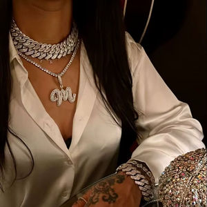 Collar de cadena cubana con moissanita helada, elaborado en plata de ley con superficie chapada en oro, con un atractivo audaz de estilo urbano y unisex. - Product Image 1