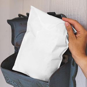 Confezione da 1000 Buste Postali Bianche in Polietilene 6 X 9 Pollici, Sacchetti per Spedizioni con Nastro Autosigillante, Buste Elastiche Impermeabili per Abbigliamento - Product Image 6