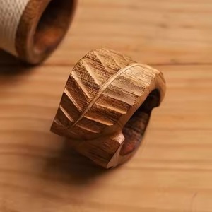 Ensemble d'anneaux de serviette en bois artisanal, accessoire décoratif pour la table, idéal pour les mariages rustiques, les dîners, les restaurants, les hôtels, les fêtes et les événements - Product Image 6