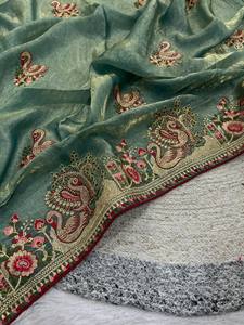 Sari en soie satinée de qualité supérieure – Broderie Jari de créateur avec motif cygne et bordure à passepoil - Product Image 4