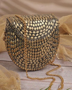 Pochette en métal artisanale pour mariée, avec pierres Kundan et poignée en perles, style ethnique, par f s international - Product Image 5