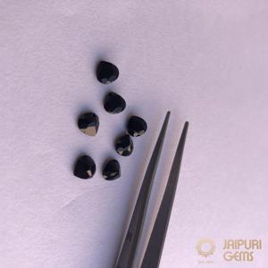 Pierre précieuse naturelle en spinelle noire certifiée Jaipuri Gems, taille cœur, 5 mm, provenant de chez At - Product Image 2