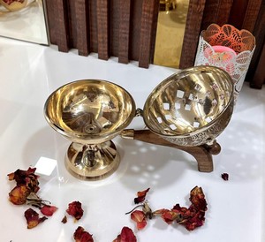 Quemador de incienso de latón con mango de madera |   Quemador de Loban Dhoop Religioso para Primavera y Verano |   Decoración para el Hogar Hecha a Mano y Ecológica - Product Image 3