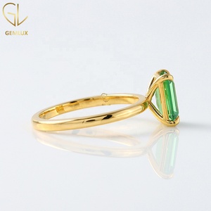 Bague de fiançailles minimaliste solitaire en or 14 carats avec pierre précieuse en moissanite verte taille émeraude - Product Image 4