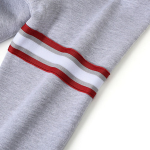 เสื้อสเวตเชิ้ต Morehouse Heather Grey Pocket Crewneck รุ่น Unisex สีเทา คอกลม มีแถบสีแดงขาว ทรงโอเวอร์ไซส์ มีกระเป๋าเสื้อ สไตล์ลำลอง - Product Image 3