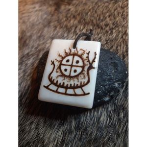 Collar Étnico Bohemio Hecho a Mano con Diseño Tribal de Hueso, Joyería Vintage Tallada, Regalo - Product Image 1