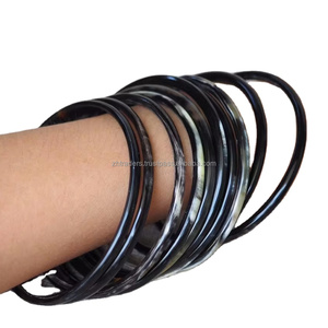 Brazalete de Moda Hecho a Mano en Blanco y Negro para Mujer, Brazalete de Cuerno de Búfalo Natural de Alta Calidad - Product Image 1