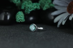 Bague de fiançailles minimaliste en moissanite taille ronde de luxe, en argent sterling 925 avec sertissage clos, bijoux personnalisés en gros - Product Image 5