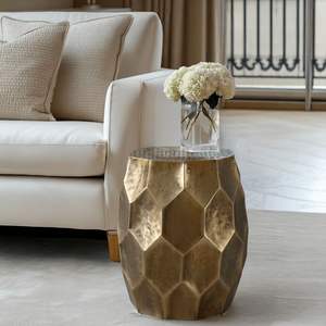 Elegante mesa auxiliar de metal, ideal para hogares urbanos, que ofrece equilibrio entre funcionalidad y belleza estética. - Product Image 2