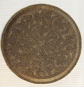 Salvamantel Redondo Dorado con Cuentas de Blossom Craft India - Product Image 1