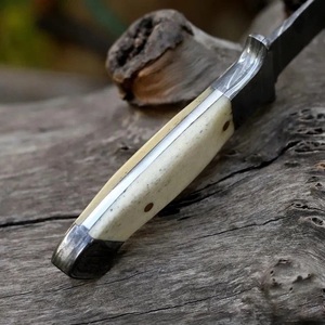 Couteau de chasse artisanal en acier Damas de qualité industrielle avec manche en os et étui en cuir pour le camping en plein air - Product Image 5