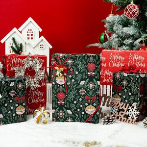 Rotolo di Carta da Regalo Verde Natalizia Reversibile con Lamina Metallizzata Lucida, Campanelle, Fiocchi, Pigne, Bacche e Design con Lettere Rosse - Forniture per le Feste - Product Image 3