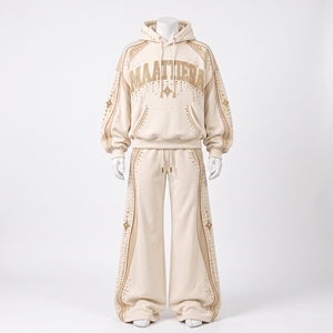 Conjunto de Sudadera Oversize Crema para Mujer con Detalles de Pedrería Dorada y Pantalones de Pierna Ancha, Venta al Por Mayor Personalizada - Product Image 3