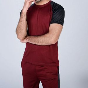 ชุดกีฬาผู้ชายฤดูร้อนแบบ OEM ผลิตในสหรัฐอเมริกา เสื้อยืด กางเกงขายาว ชุดออกกำลังกาย ระบายอากาศได้ดี เหมาะสำหรับฟิตเนส วิ่ง และเล่นกีฬา - Product Image 4